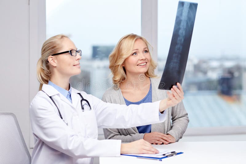 Vrouw patiënt en arts met stekel x-ray aftasten royalty-vrije stock afbeelding Vrouw patiënt en arts met stekel x-ray aftasten royalty-vrije stock afbeelding