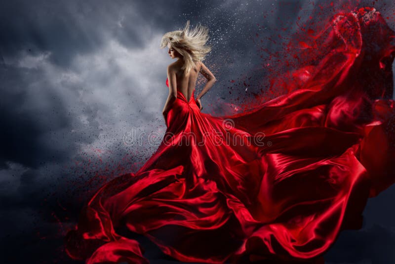 Vrouw in Rode Kledingsdans over Onweershemel, Toga Fladderende Stof