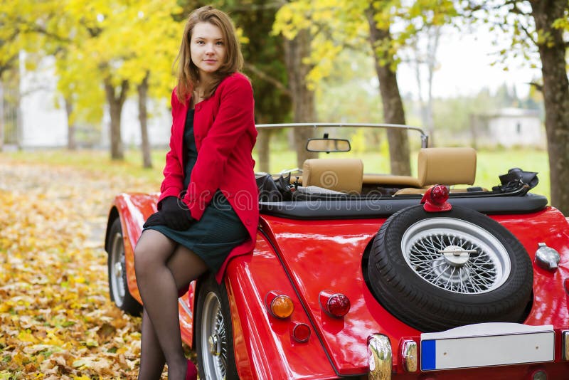 Vrouw in rood en auto bij park royalty-vrije stock afbeeldingen Vrouw in rood en auto bij park royalty-vrije stock afbeeldingen