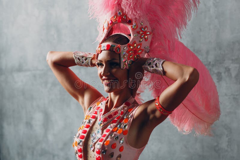 overdrijven proza Bouwen Vrouw in Samba of Lambada Kostuum Met Roze Veren Plumage Stock Foto - Image  of achtergrond, latijns: 227554874