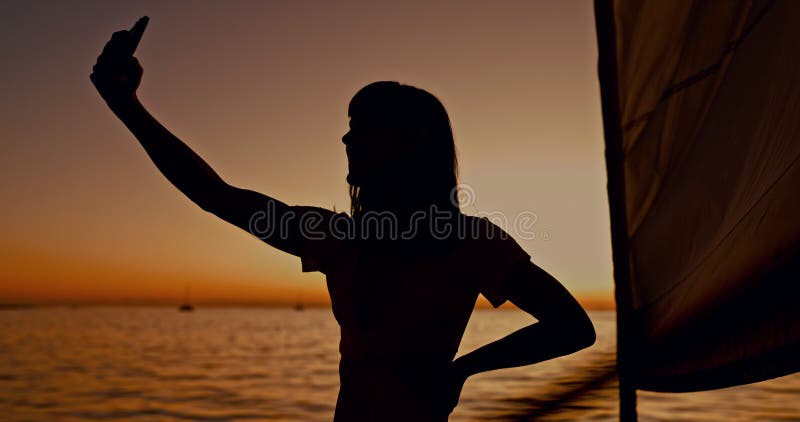 Vrouw selfie en oceaan op jacht sunset en reizen op Memory vakantion en webblog. profielfoto van influencer girl