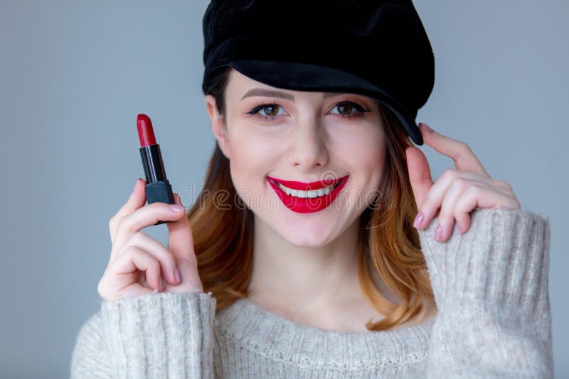 Vrouw in sweater en hoed met lippenstift royalty-vrije stock fotografie Vrouw in sweater en hoed met lippenstift royalty-vrije stock fotografie