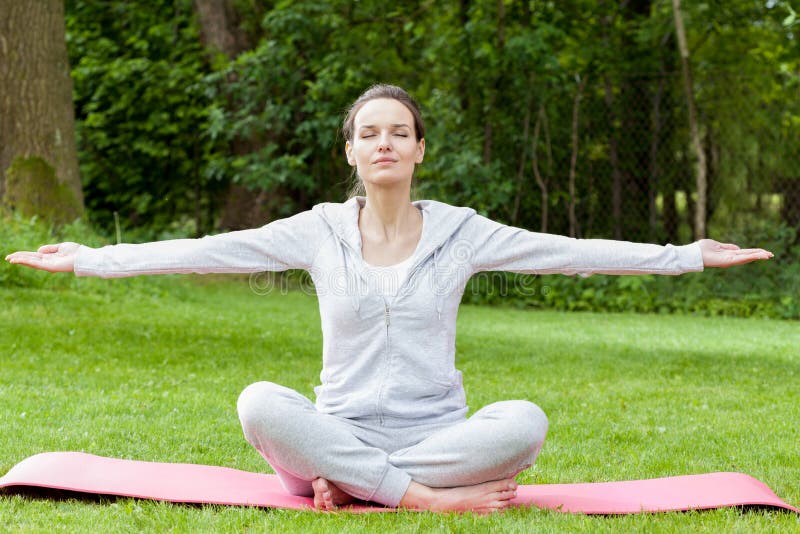 Vrouw tijdens het doen van yoga royalty-vrije stock afbeeldingen Vrouw tijdens het doen van yoga royalty-vrije stock afbeeldingen