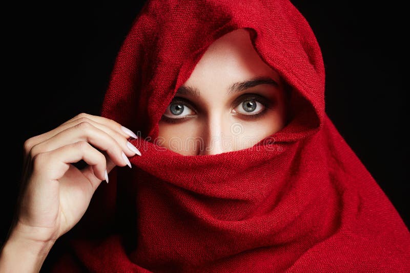 Vrouw van de manier de Islamitische stijl in rood royalty-vrije stock afbeelding Vrouw van de manier de Islamitische stijl in rood royalty-vrije stock afbeelding