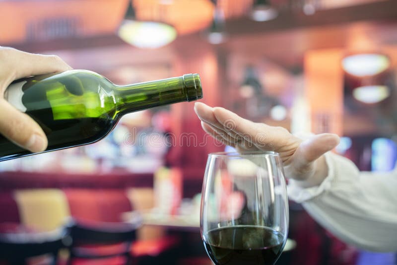 Vrouw verwerpt meer alcohol uit wijnfles in bar
