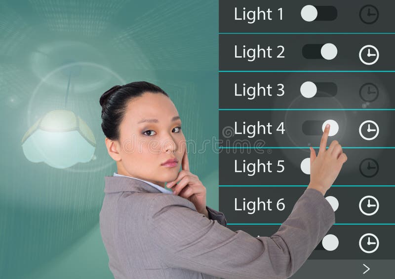 Vrouw wat betreft App van de het systeemverlichting van de Huisautomatisering Interface royalty-vrije stock foto's Vrouw wat betreft App van de het systeemverlichting van de Huisautomatisering Interface royalty-vrije stock foto's