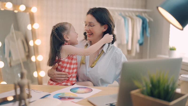 Vrouw werkt in de thuiswerkplaats.