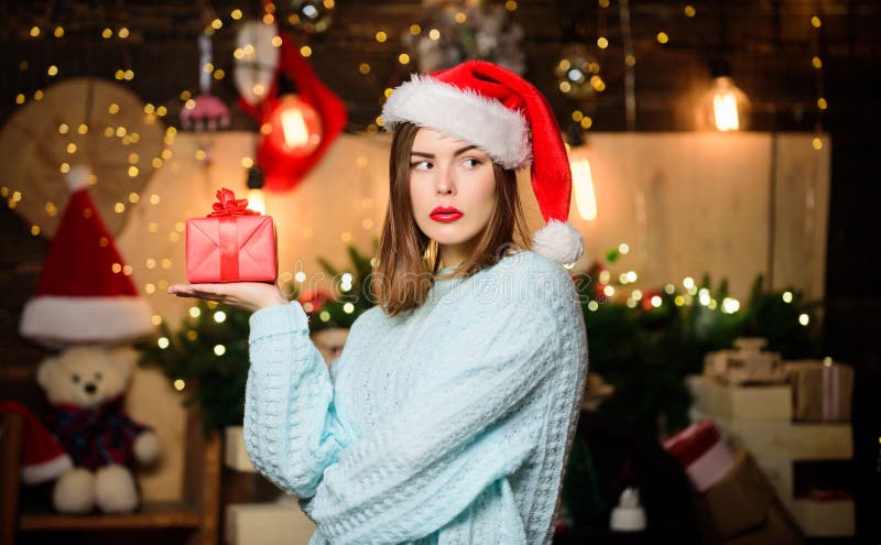 Vrouwe, Schattige Kerstman Vieren Kerst Thuis Meisjes Met Een Stijlvolle Make-up Rode Lippen Die Kerstwens Maken Cozy Kerstmis Stock Afbeelding Image of avond, vier: 161292011