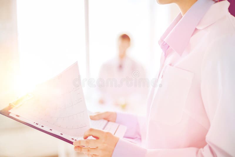 Vrouwelijk holdingsklembord met cardiogram stock fotografie Vrouwelijk holdingsklembord met cardiogram stock fotografie