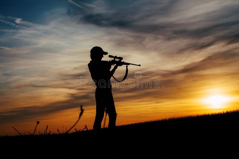 Vrouwelijk Jagerssilhouet in Zonsondergang royalty-vrije stock foto's Vrouwelijk Jagerssilhouet in Zonsondergang royalty-vrije stock foto's