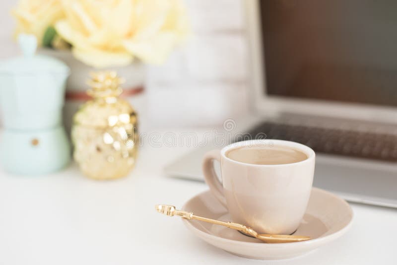 Vrouwelijk werkplaatsconcept Werkruimte van de freelance manier de comfortabele vrouwelijkheid met laptop, koffie, bloemen, goude stock foto's Vrouwelijk werkplaatsconcept Werkruimte van de freelance manier de comfortabele vrouwelijkheid met laptop, koffie, bloemen, goude stock foto's