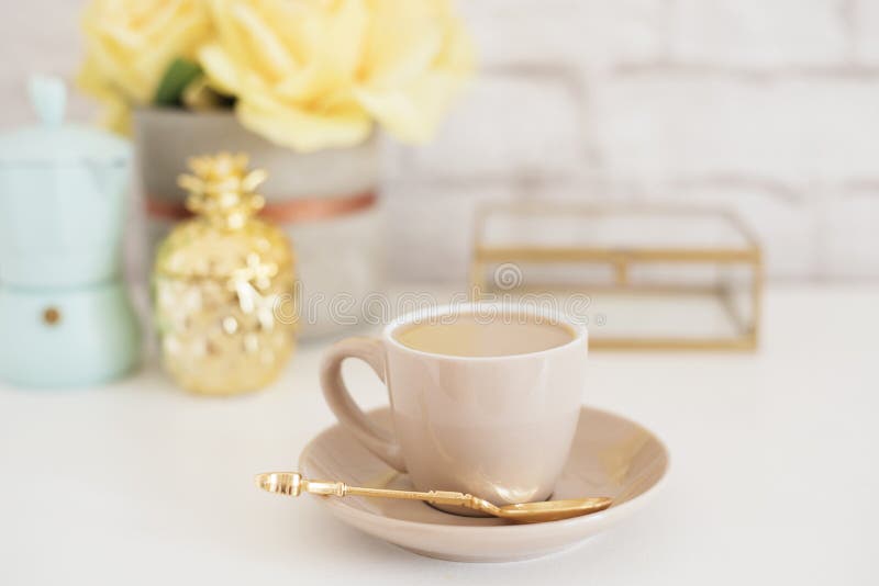 Vrouwelijk werkplaatsconcept Werkruimte van de freelance manier maakt de comfortabele vrouwelijkheid met koffie, bloemen, gouden stock foto Vrouwelijk werkplaatsconcept Werkruimte van de freelance manier maakt de comfortabele vrouwelijkheid met koffie, bloemen, gouden stock foto