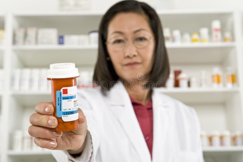 Vrouwelijke Apotheker Holding Prescription Drugs stock fotografie Vrouwelijke Apotheker Holding Prescription Drugs stock fotografie