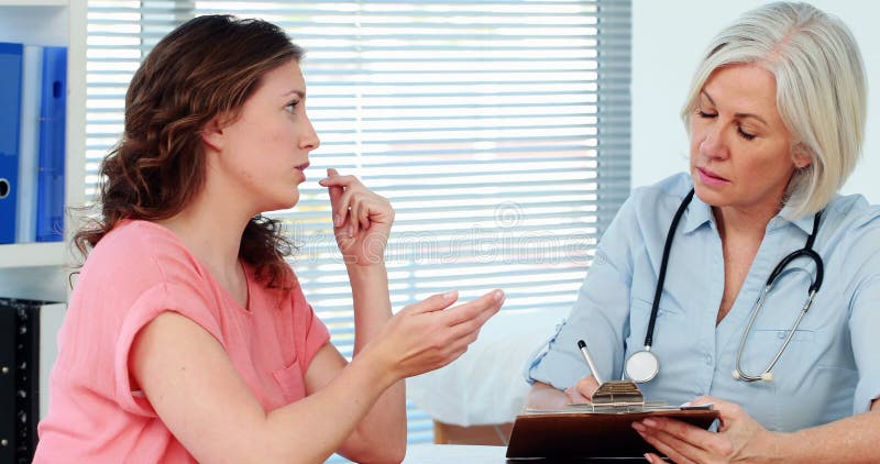 Vrouwelijke arts die een rapport bespreken met een patiënt