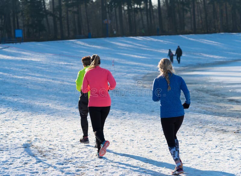 Vrouwelijke Atletiek In Sneeuw Redactionele Fotografie ...