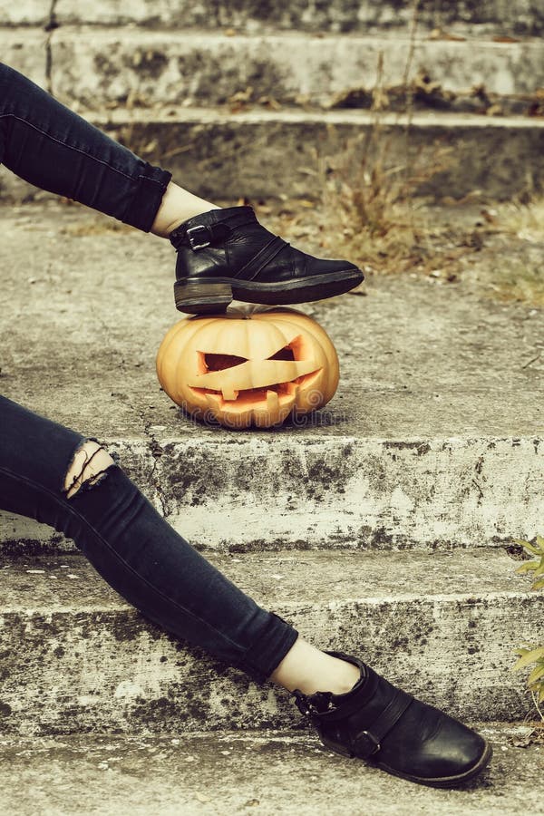 Vrouwelijke benen met Halloween-pompoen stock foto Vrouwelijke benen met Halloween-pompoen stock foto