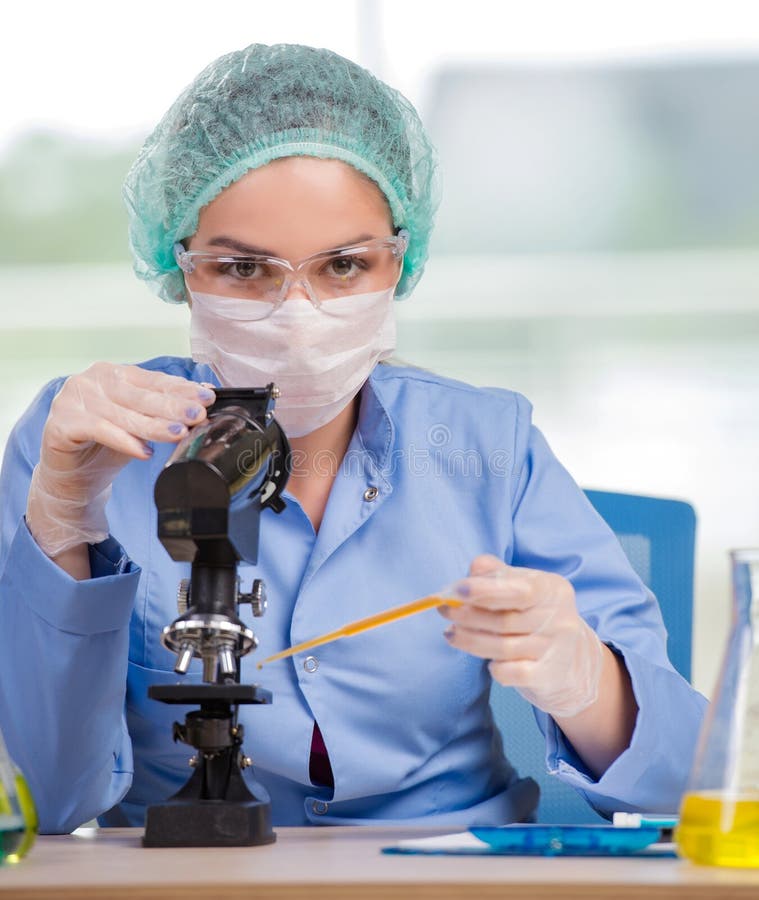 Vrouwelijke chemicus in het lab