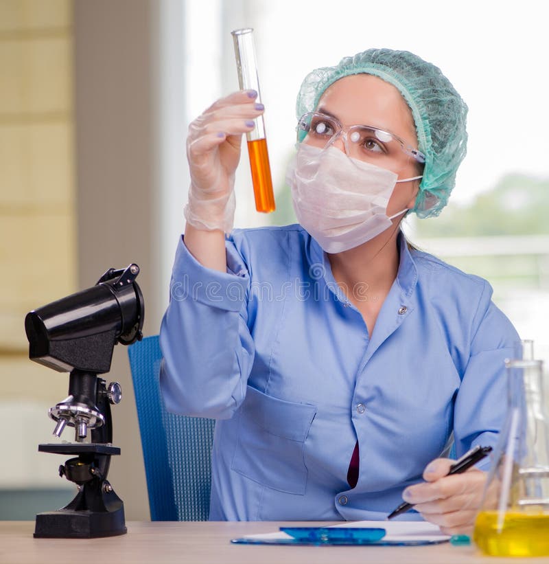 Vrouwelijke chemicus in het lab