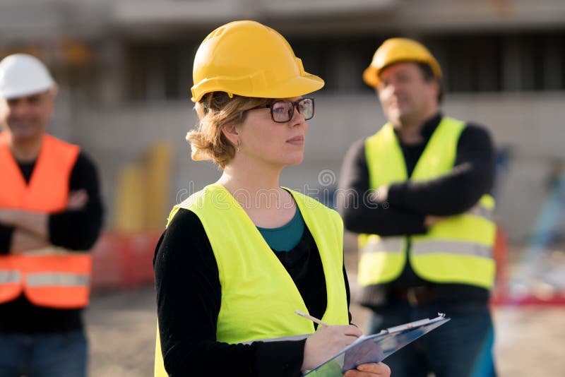 Vrouwelijke civiel-ingenieur aan het werk aangaande bouwwerf stock foto's Vrouwelijke civiel-ingenieur aan het werk aangaande bouwwerf stock foto's