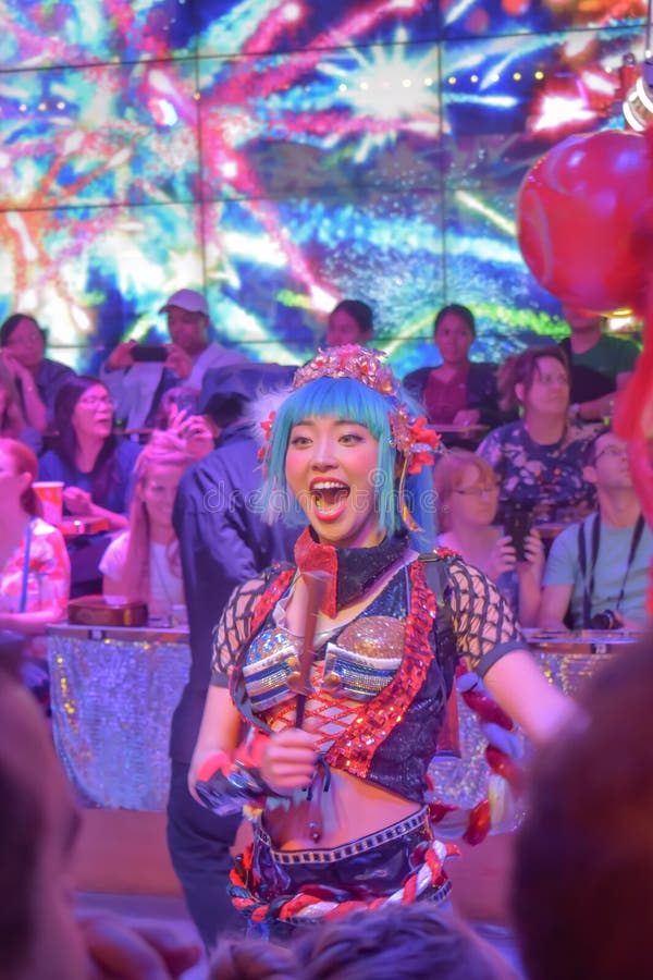 Vrouwelijke danser die omhoog de menigte in Robotrestaurant toejuichen royalty-vrije stock afbeeldingen Vrouwelijke danser die omhoog de menigte in Robotrestaurant toejuichen royalty-vrije stock afbeeldingen