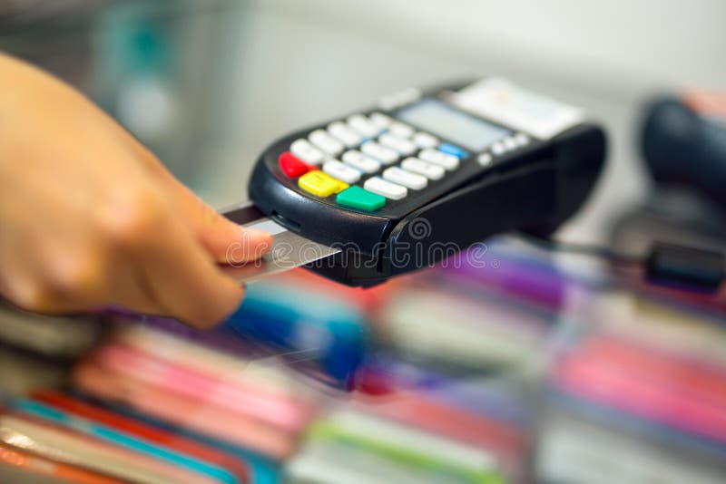 Vrouwelijke doende aankoop door betalingsmachine royalty-vrije stock fotografie Vrouwelijke doende aankoop door betalingsmachine royalty-vrije stock fotografie