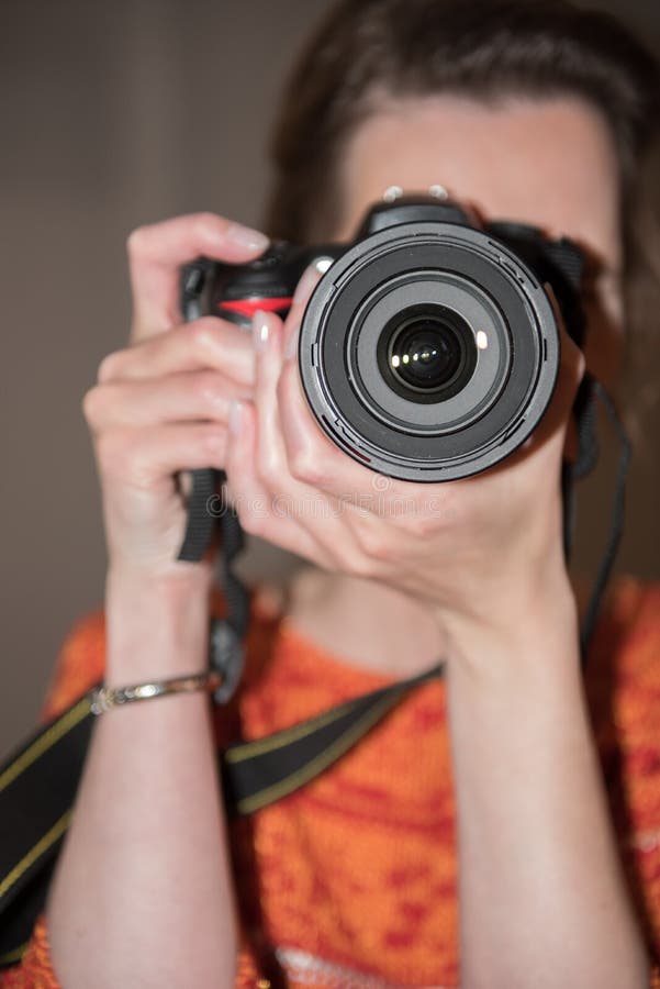 Vrouwelijke Fotograaf aan het werk met camera stock fotografie Vrouwelijke Fotograaf aan het werk met camera stock fotografie