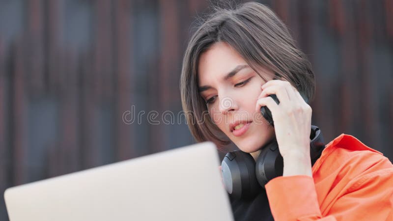 Vrouwelijke freelancer die een telefoongesprek voert met cliënt