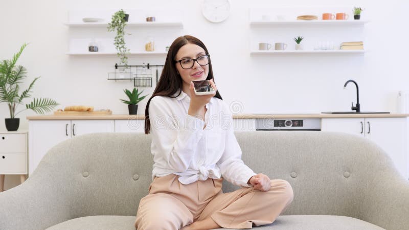 Vrouwelijke gebaar terwijl je het gesprek opneemt op een moderne smartphone.