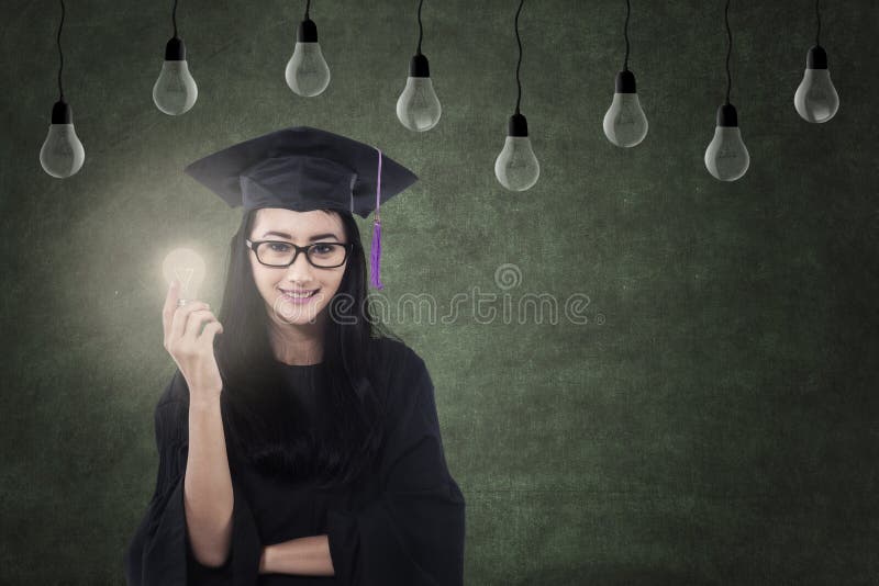 Download Vrouwelijke Gediplomeerde Holdings Gloeilamp Onder Lampen Stock Afbeelding - Afbeelding bestaande uit aziatisch, klasse: 39112313