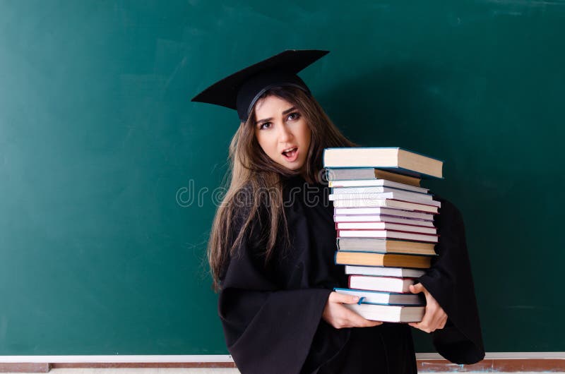 Vrouwelijke gediplomeerde student voor groene raad royalty-vrije stock fotografie Vrouwelijke gediplomeerde student voor groene raad royalty-vrije stock fotografie