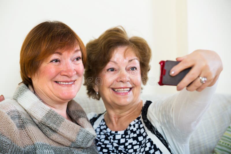 Vrouwelijke gepensioneerden die selfie maken royalty-vrije stock foto's Vrouwelijke gepensioneerden die selfie maken royalty-vrije stock foto's