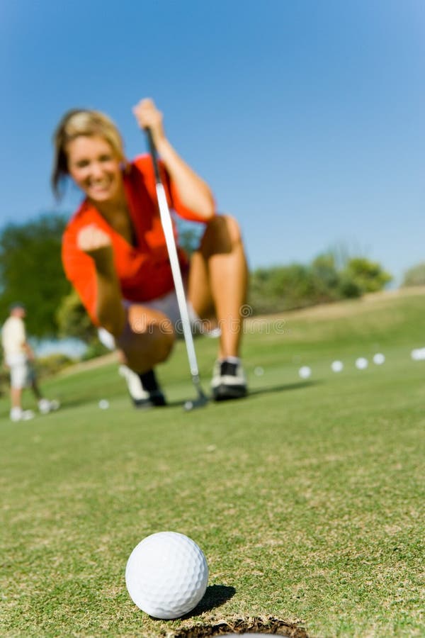 Vrouwelijke Golfspeler die Bal bekijken die naar Kop Rolling stock foto's Vrouwelijke Golfspeler die Bal bekijken die naar Kop Rolling stock foto's