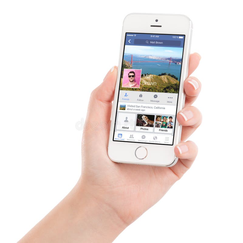 Vrouwelijke hand die witte Apple-iPhone 5s met Facebook app houden royalty-vrije stock foto's Vrouwelijke hand die witte Apple-iPhone 5s met Facebook app houden royalty-vrije stock foto's