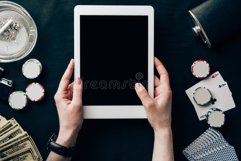 Vrouwelijke handen die digitale tablet houden stock afbeeldingen Vrouwelijke handen die digitale tablet houden stock afbeeldingen