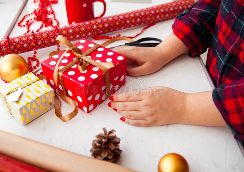 Vrouwelijke handen die Kerstmisgiften verpakken in document en hen verbinden wi royalty-vrije stock fotografie Vrouwelijke handen die Kerstmisgiften verpakken in document en hen verbinden wi royalty-vrije stock fotografie