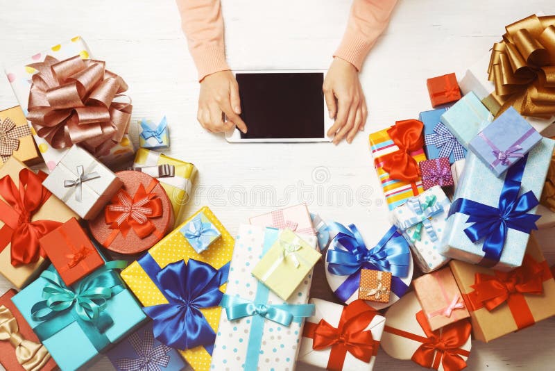Vrouwelijke handen die laptop met behulp van Kleurrijke giften stock foto's Vrouwelijke handen die laptop met behulp van Kleurrijke giften stock foto's
