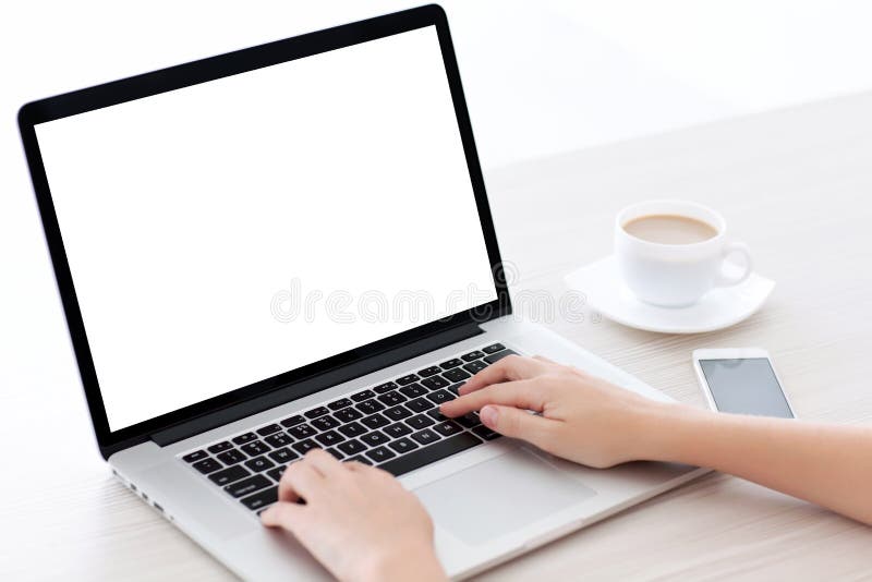Vrouwelijke handen die op een laptop toetsenbord met binnen het scherm typen