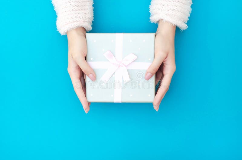 Vrouwelijke handen houden een cadeaudoos vast stock foto Vrouwelijke handen houden een cadeaudoos vast stock foto