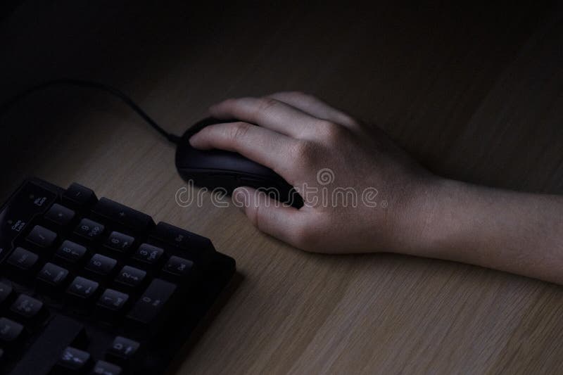 Vrouwelijke handen op een zwarte computermuis daarna is het toetsenbord De illustratie op een witte achtergrond stock fotografie Vrouwelijke handen op een zwarte computermuis daarna is het toetsenbord De illustratie op een witte achtergrond stock fotografie