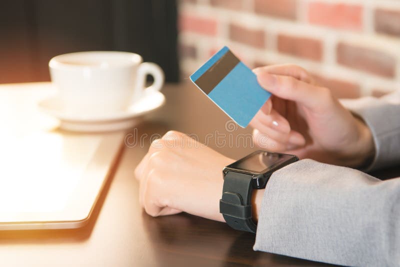 Vrouwelijke handen slimme horloge en creditcard stock foto Vrouwelijke handen slimme horloge en creditcard stock foto