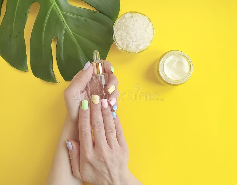 Vrouwelijke handenmanicure, kosmetische room, monsterablad, op een gele achtergrond stock fotografie Vrouwelijke handenmanicure, kosmetische room, monsterablad, op een gele achtergrond stock fotografie