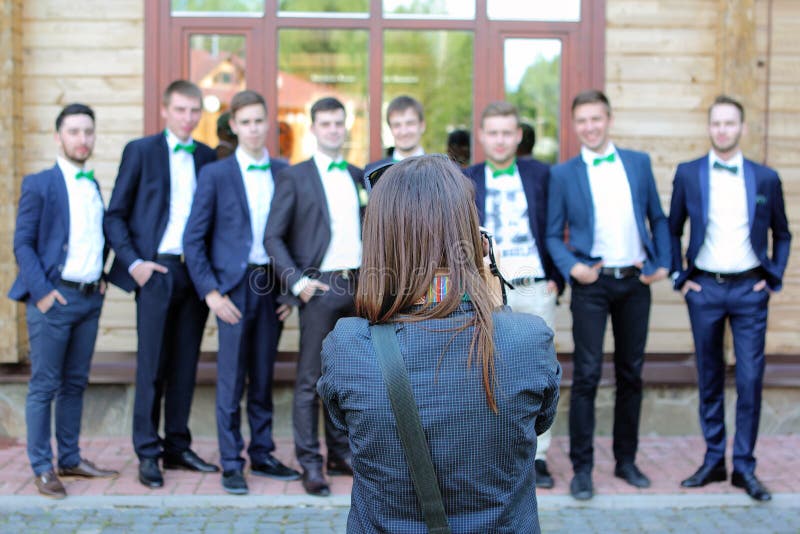 Vrouwelijke huwelijksfotograaf in actie stock foto Vrouwelijke huwelijksfotograaf in actie stock foto