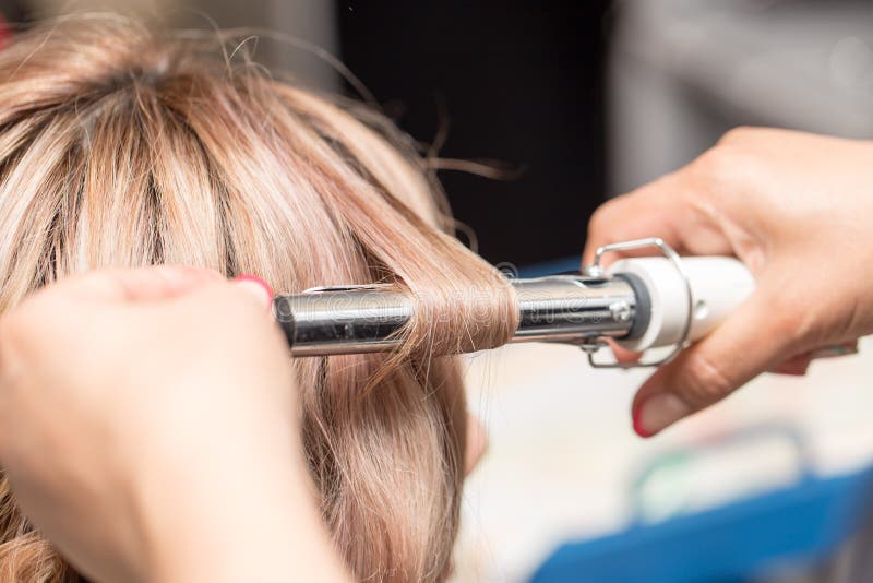 Vrouwelijke Kapsels bij het krullen in een schoonheidssalon royalty-vrije stock afbeeldingen Vrouwelijke Kapsels bij het krullen in een schoonheidssalon royalty-vrije stock afbeeldingen