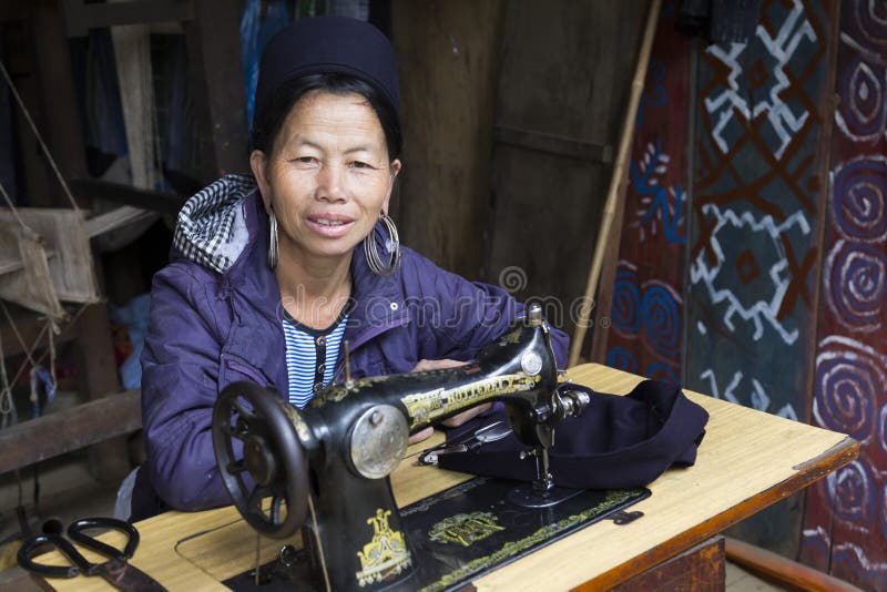 Vrouwelijke kleermaker van de Zwarte Hmong-etnische minderheid, Vietnam stock foto's Vrouwelijke kleermaker van de Zwarte Hmong-etnische minderheid, Vietnam stock foto's