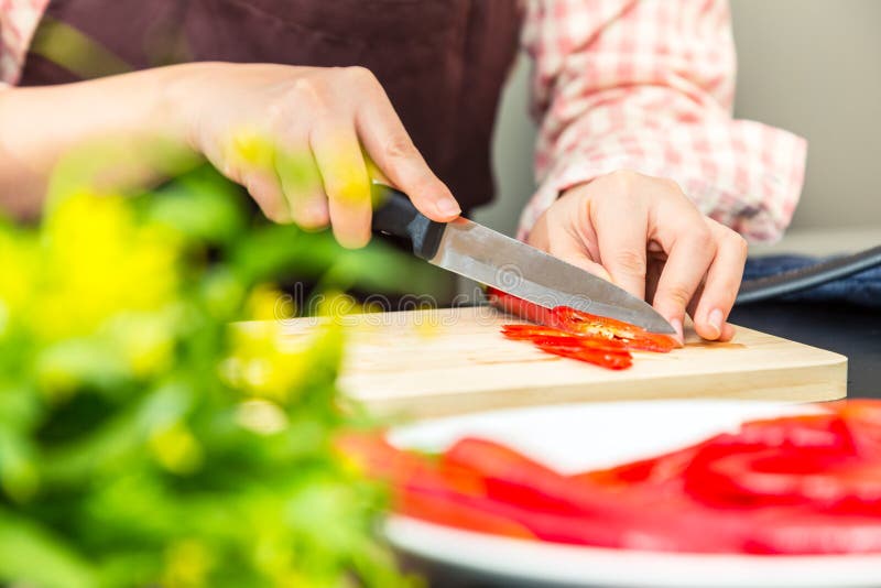Vrouwelijke kok die verse garnalensalade in haar huis het koken maken, vario royalty-vrije stock foto's Vrouwelijke kok die verse garnalensalade in haar huis het koken maken, vario royalty-vrije stock foto's