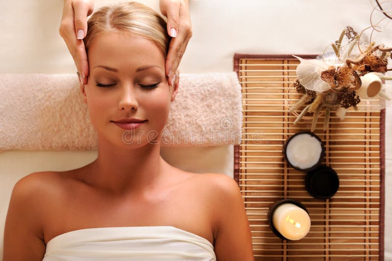 vrouwelijke krijgende recreatiemassage van hoofd royalty-vrije stock foto's vrouwelijke krijgende recreatiemassage van hoofd royalty-vrije stock foto's