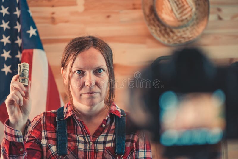 Vrouwelijke landbouwer die sociale media vlog video maken stock afbeeldingen Vrouwelijke landbouwer die sociale media vlog video maken stock afbeeldingen
