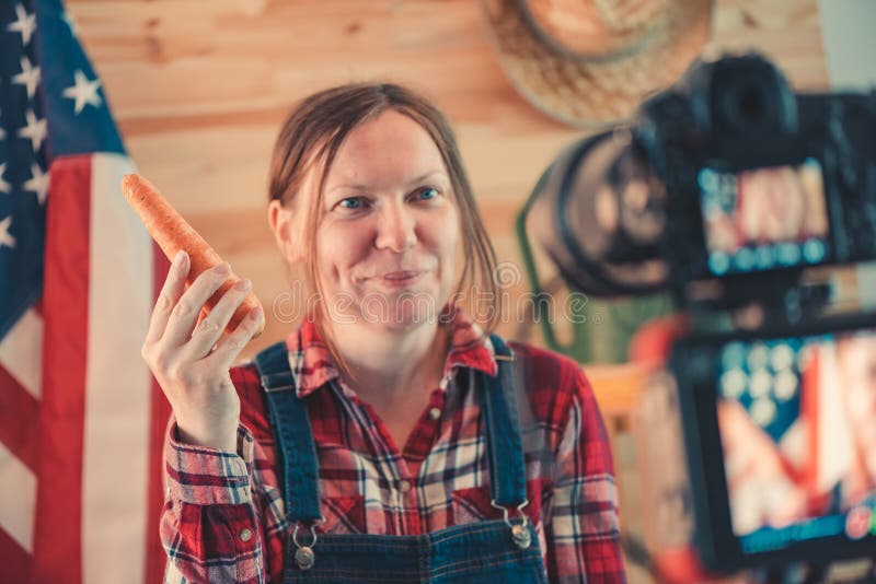 Vrouwelijke landbouwer die sociale media vlog video maken royalty-vrije stock fotografie Vrouwelijke landbouwer die sociale media vlog video maken royalty-vrije stock fotografie