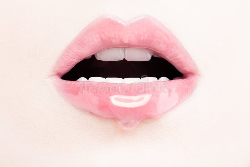 Vrouwelijke Lippen met Roze Lipgloss Natte Lippen met Make-up royalty-vrije stock fotografie Vrouwelijke Lippen met Roze Lipgloss Natte Lippen met Make-up royalty-vrije stock fotografie
