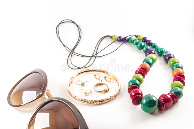 vrouwelijke modeaccessoires, geïsoleerde witte achtergrond zonnebril, gouden sieraden en kleurrijke halsketting royalty-vrije stock fotografie vrouwelijke modeaccessoires, geïsoleerde witte achtergrond zonnebril, gouden sieraden en kleurrijke halsketting royalty-vrije stock fotografie